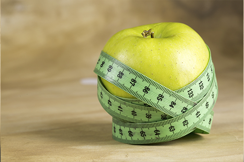 Comer en las proporciones correctas, ingiriendo las calorías adecuadas, así como llevar a cabo una rutina de ejercicio físico ayuda a evitar el sobrepeso.