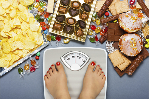 Una alimentación poco saludable, llevar una vida sedentaria e inactiva o el cambio de hábitos, como dejar de fumar, suelen dar lugar a un aumento de peso